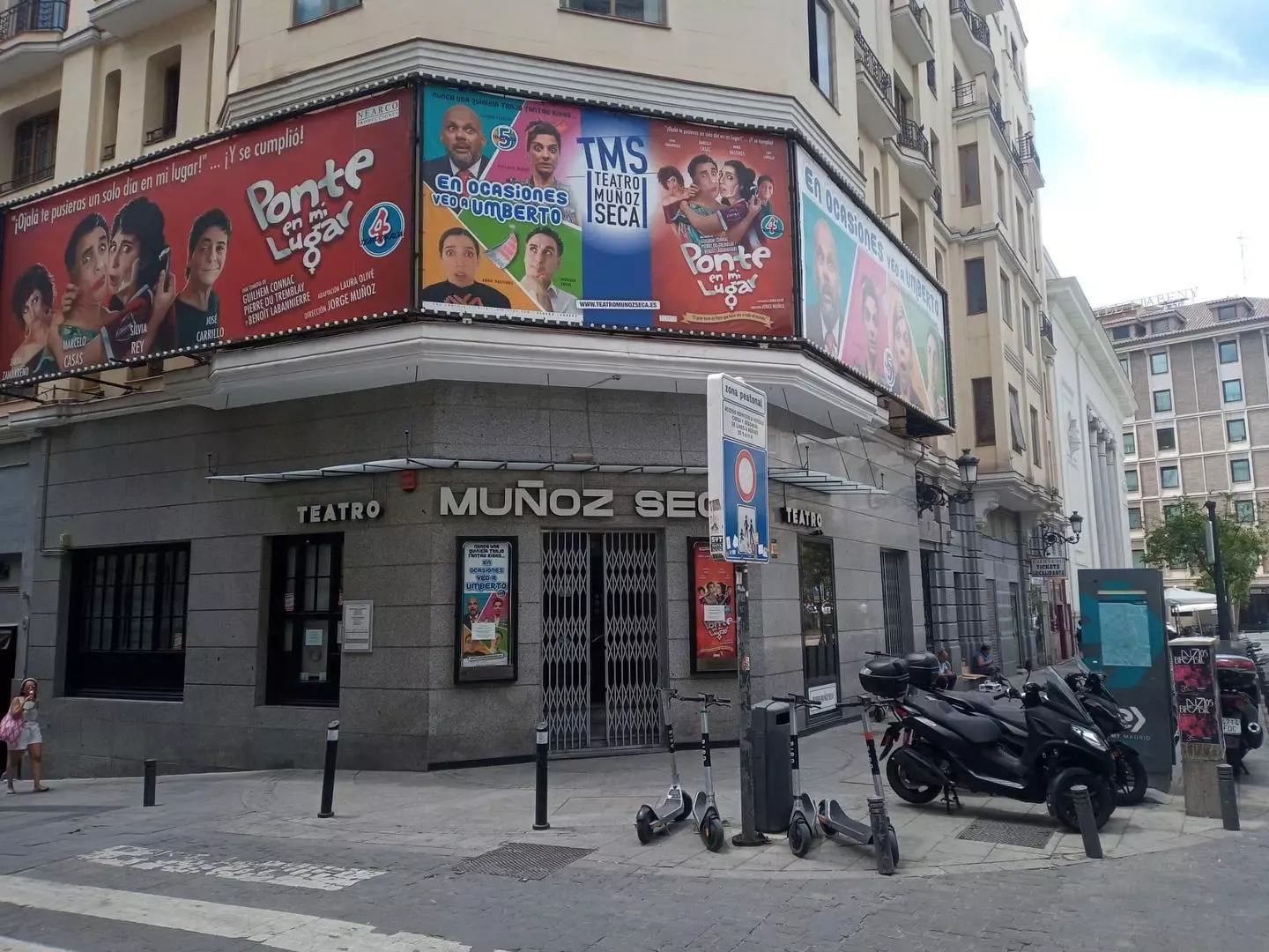 Carteles de publicidad en lo alto de la fachada del teatro
