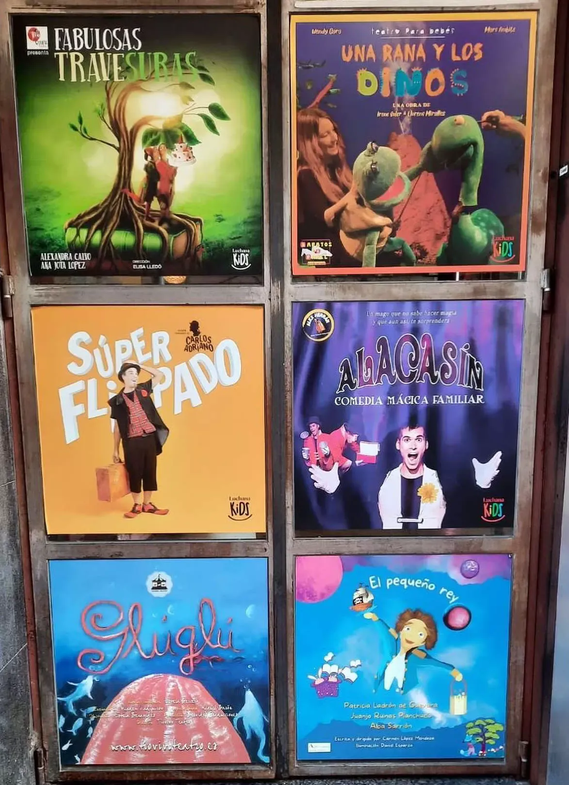 Diferentes carteles juntos pegados en Madrid anunciando obras de teatro